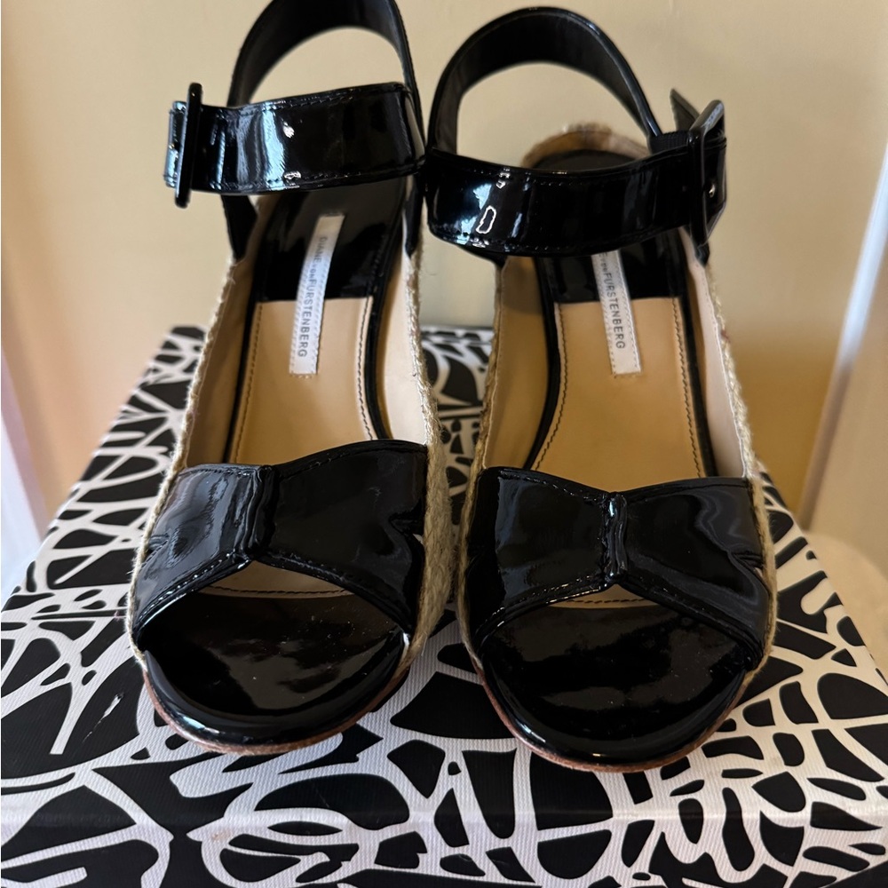 Diane Von Furstenberg Black Patent Leather Women's wedge Sandals SUDAN Sz 8.5